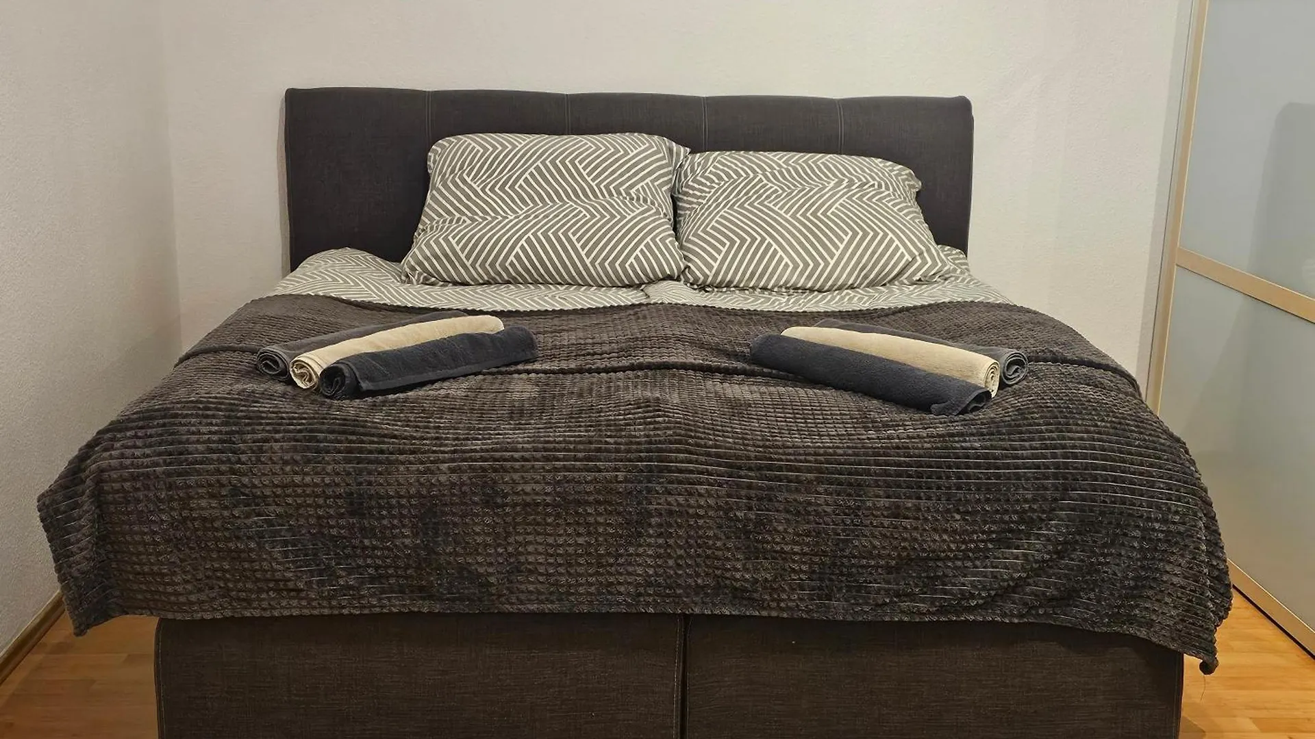 아파트 City-Close - King Bed & Free Garage